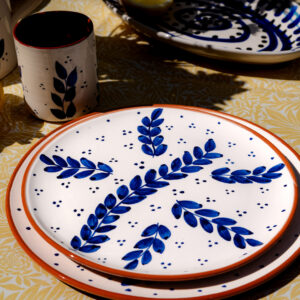 Håndlavet frokosttallerken i terracotta keramik med blå blade  | 23 cm