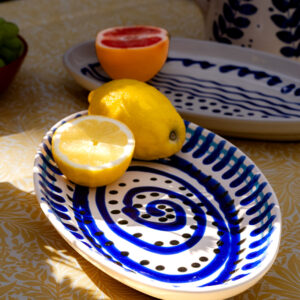 Italiensk serveringsfad med håndmalet blå spiral mønster | 30 cm