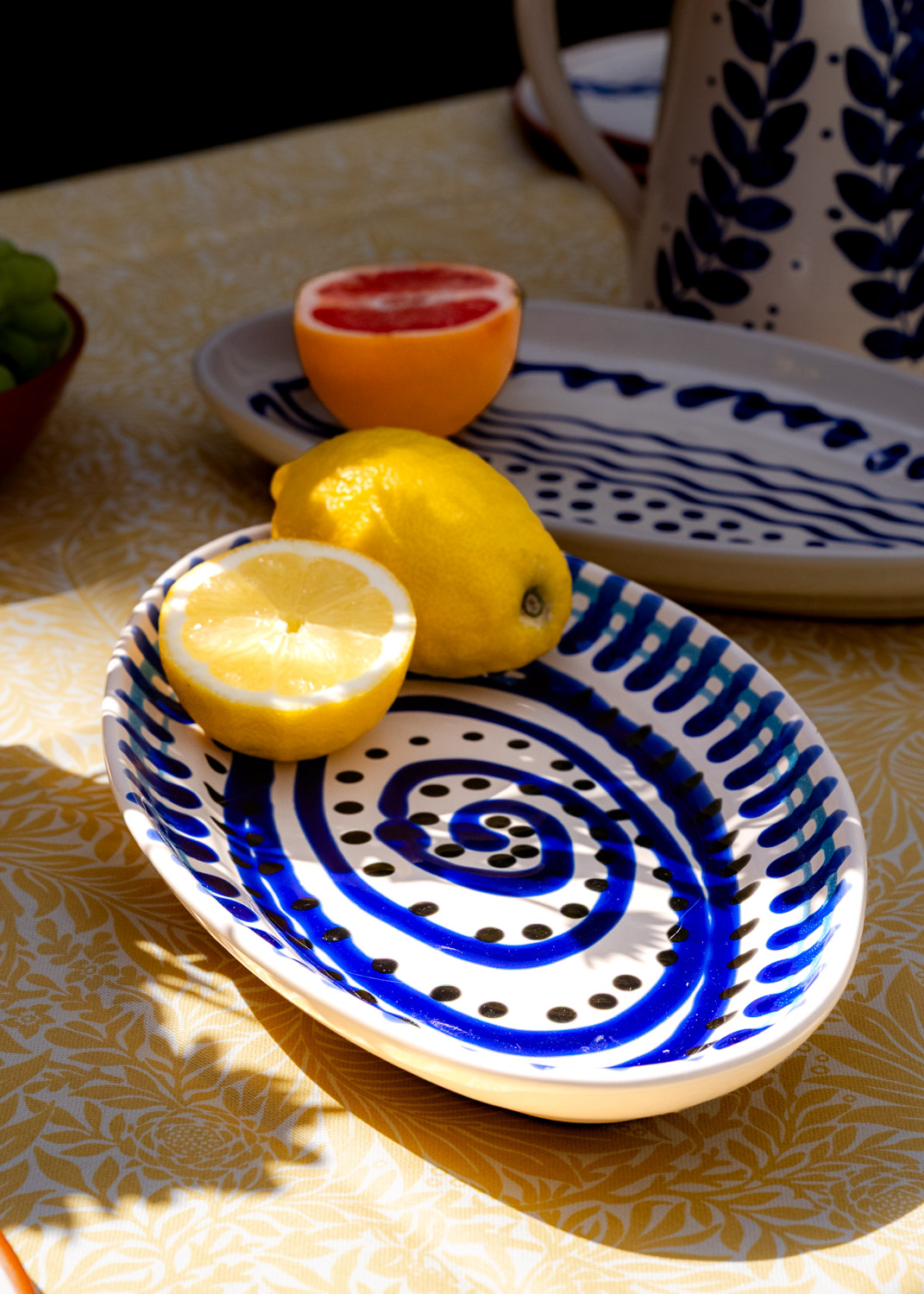 DSC04867 Italiensk serveringsfad med håndmalet blå spiral mønster | 30 cm