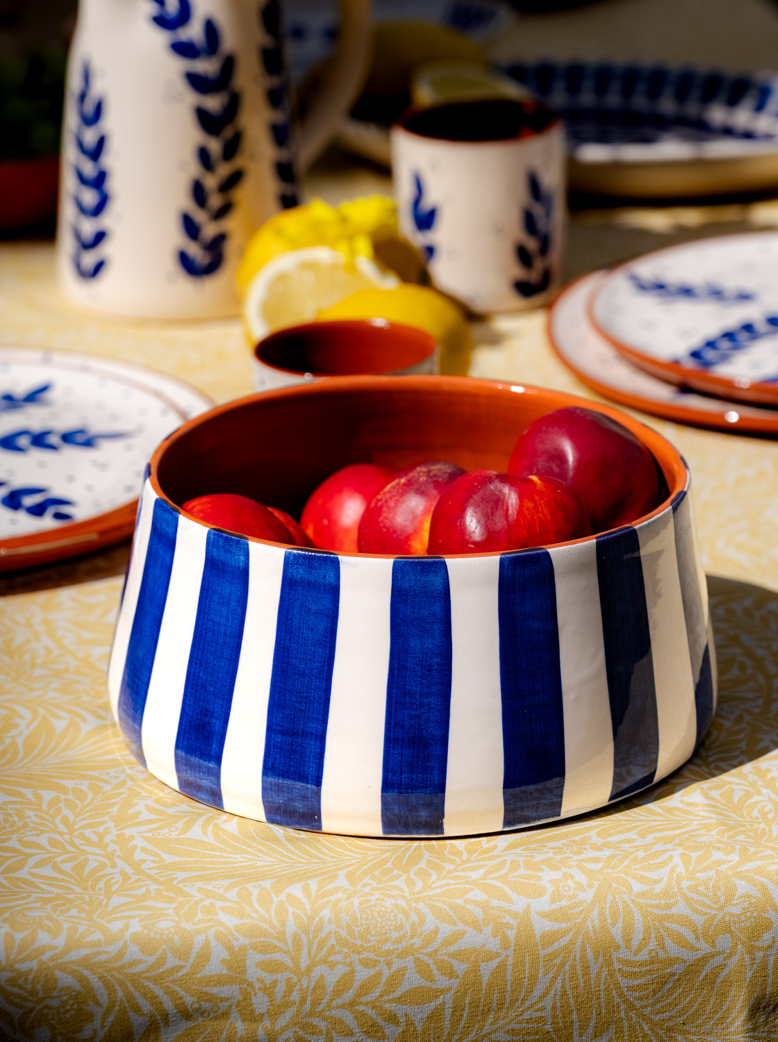 Håndlavet høj skål i terracotta keramik med blå og hvide striber