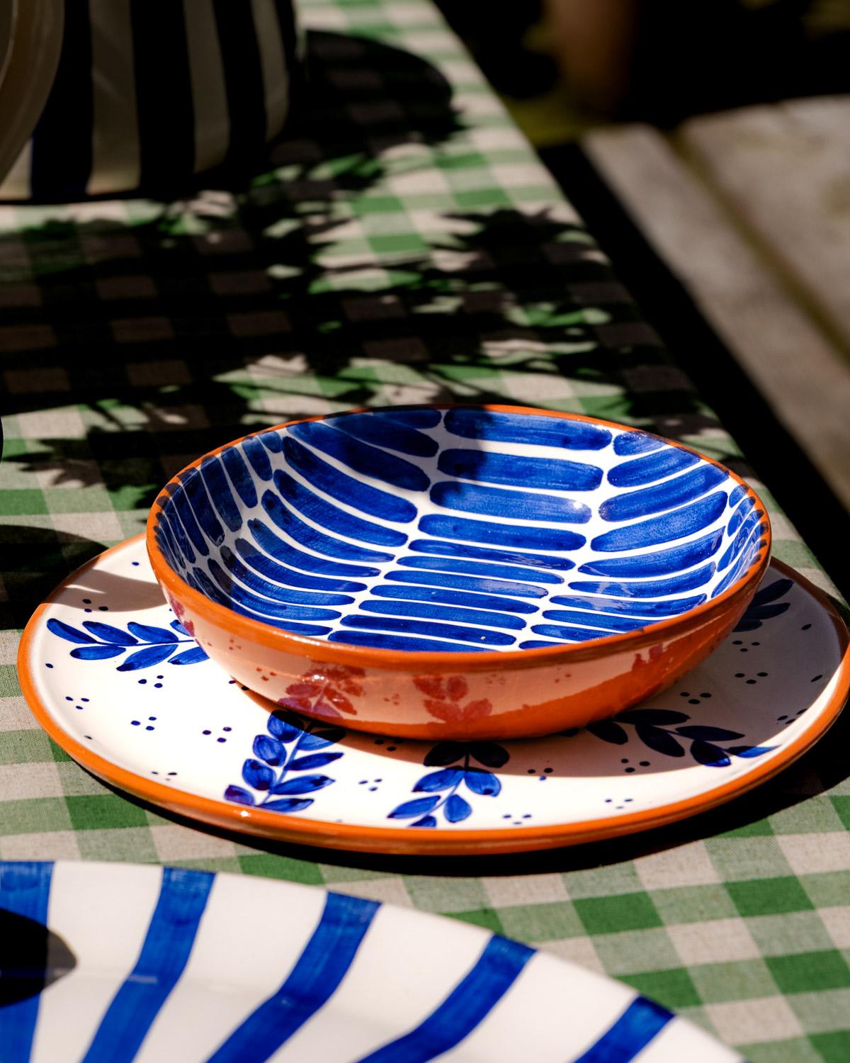 DSC04933 Håndlavet skål i terracotta keramik med blå penselstrøg