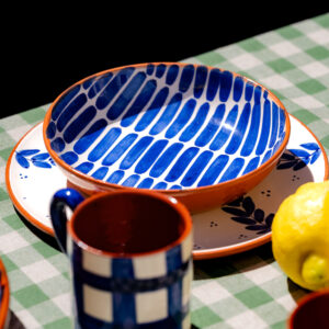DSC04967 Håndlavet skål i terracotta keramik med blå penselstrøg | 17 CM