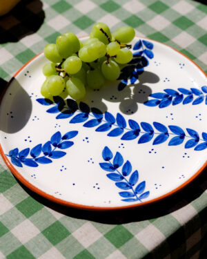 Håndlavet frokosttallerken i terracotta keramik med blå blade  | 23 cm