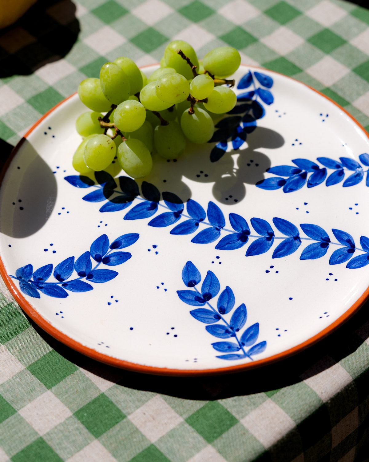 Håndlavet frokosttallerken i terracotta keramik med blå blade