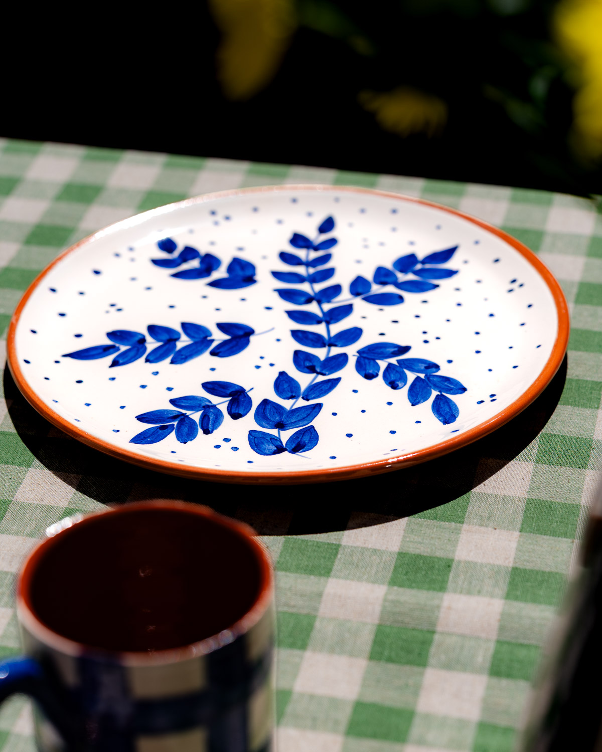 DSC04977 Håndlavet middagstallerken i terracotta keramik med blå blade