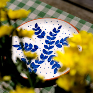 Håndlavet frokosttallerken i terracotta keramik med blå blade