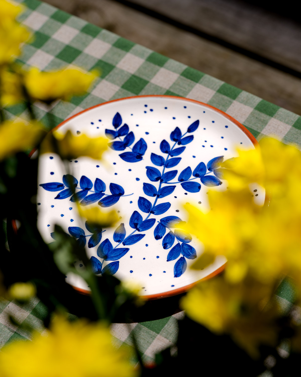 DSC04987 Håndlavet frokosttallerken i terracotta keramik med blå blade