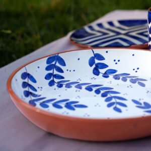 DSC09881 Håndlavet serveringsskål i terracotta keramik med blå blade | 28 cm