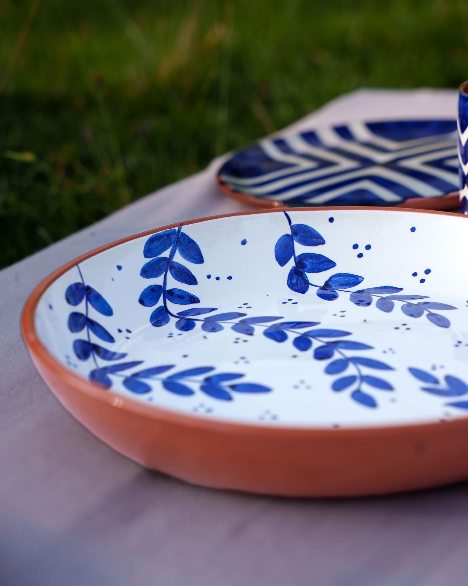 DSC09881 Håndlavet serveringsskål i terracotta keramik med blå blade | 28 cm