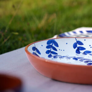 DSC09884 Håndlavet serveringsskål i terracotta keramik med blå blade | 28 cm