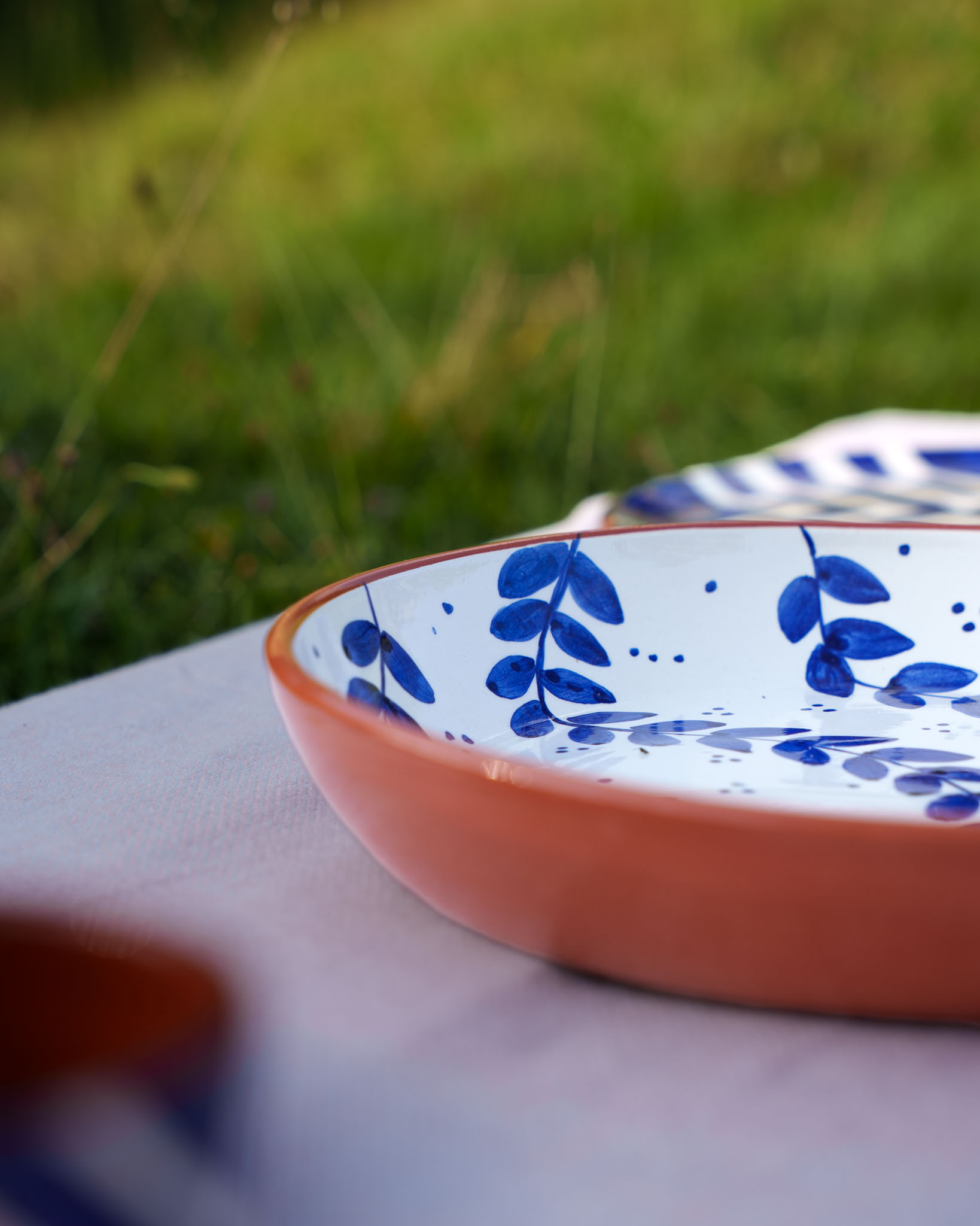 DSC09884 Håndlavet serveringsskål i terracotta keramik med blå blade | 28 cm