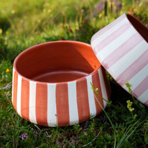 Håndlavet høj skål i terracotta keramik med terracottafarvede og hvide striber  |  20 cm