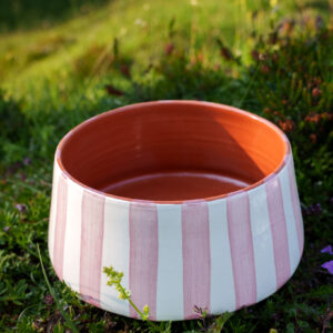 DSC09950 Håndlavet høj skål i terracotta keramik med lyserød og hvide striber | 20 cm