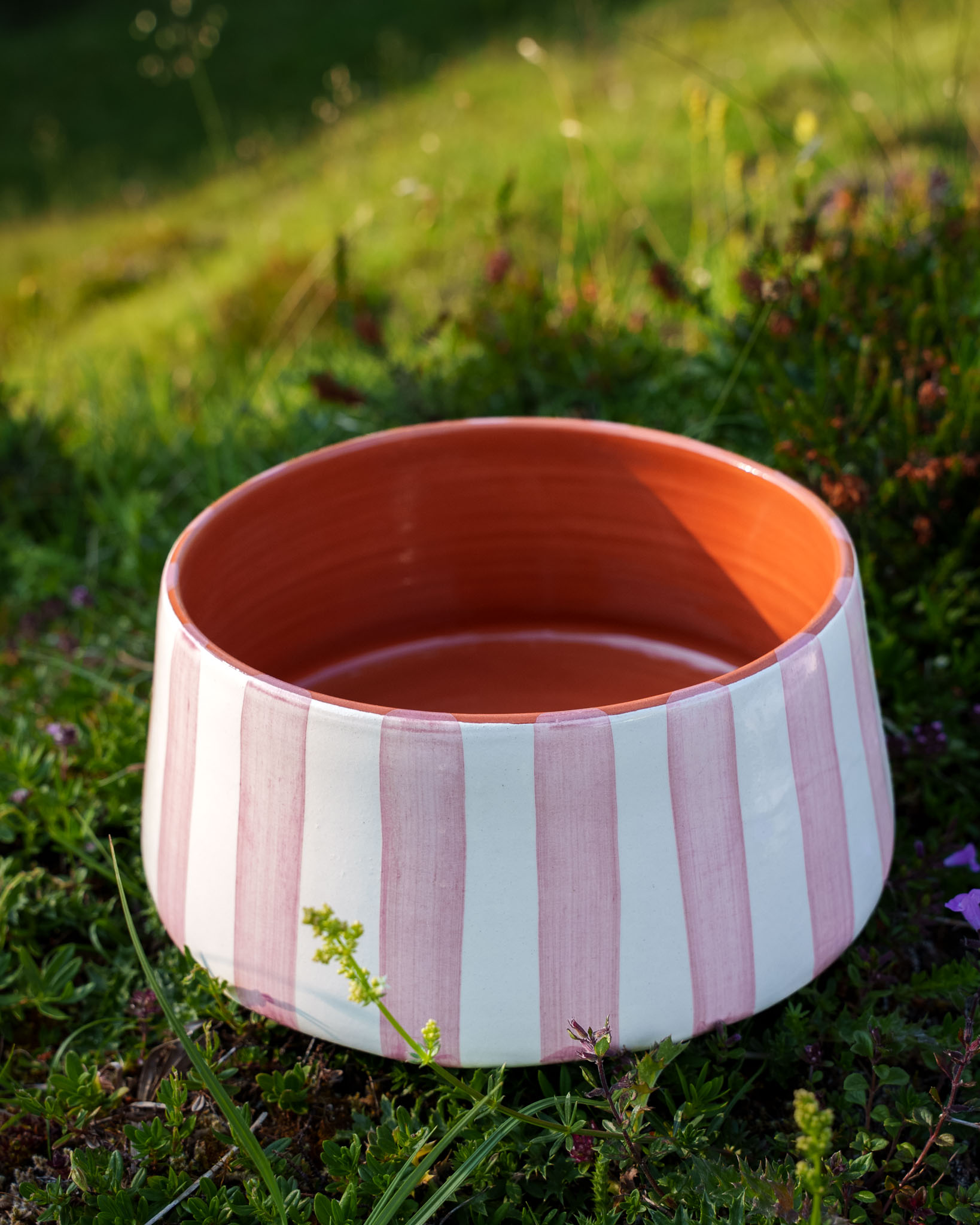 Håndlavet høj skål i terracotta keramik med lyserød og hvide striber