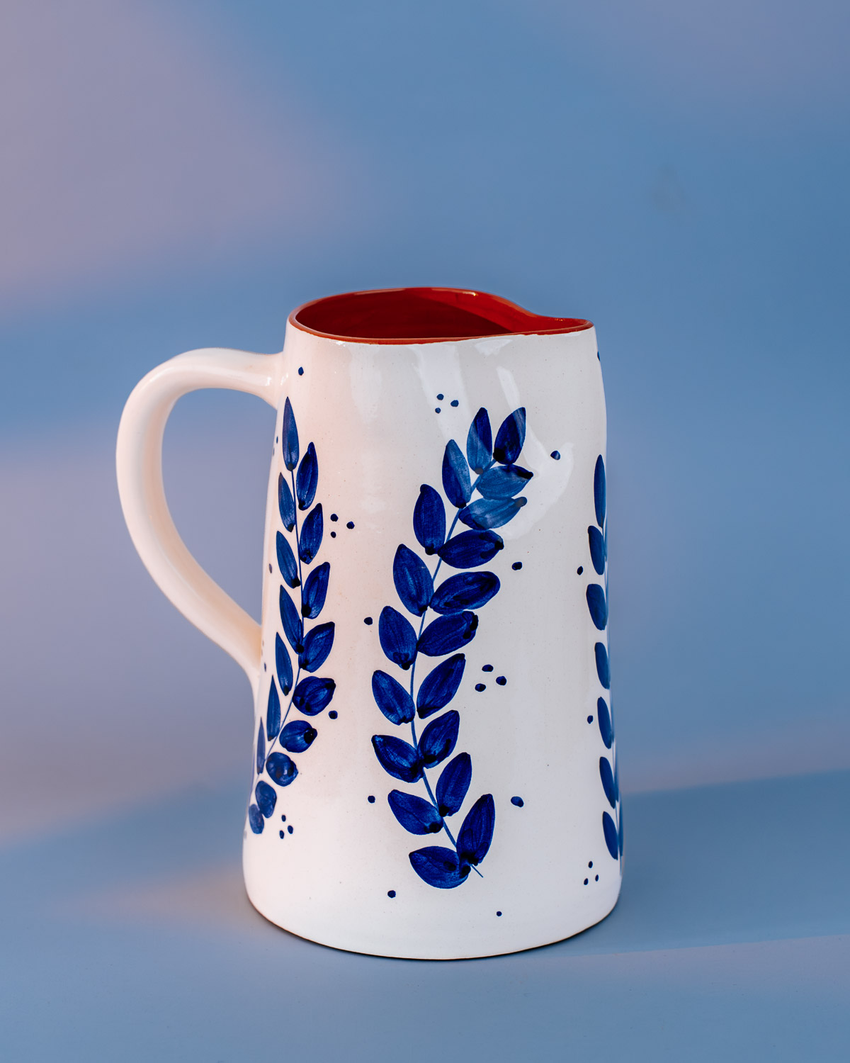 Livona-066 Portugisisk kande i terracotta keramik med håndmalede blå blade | 2L