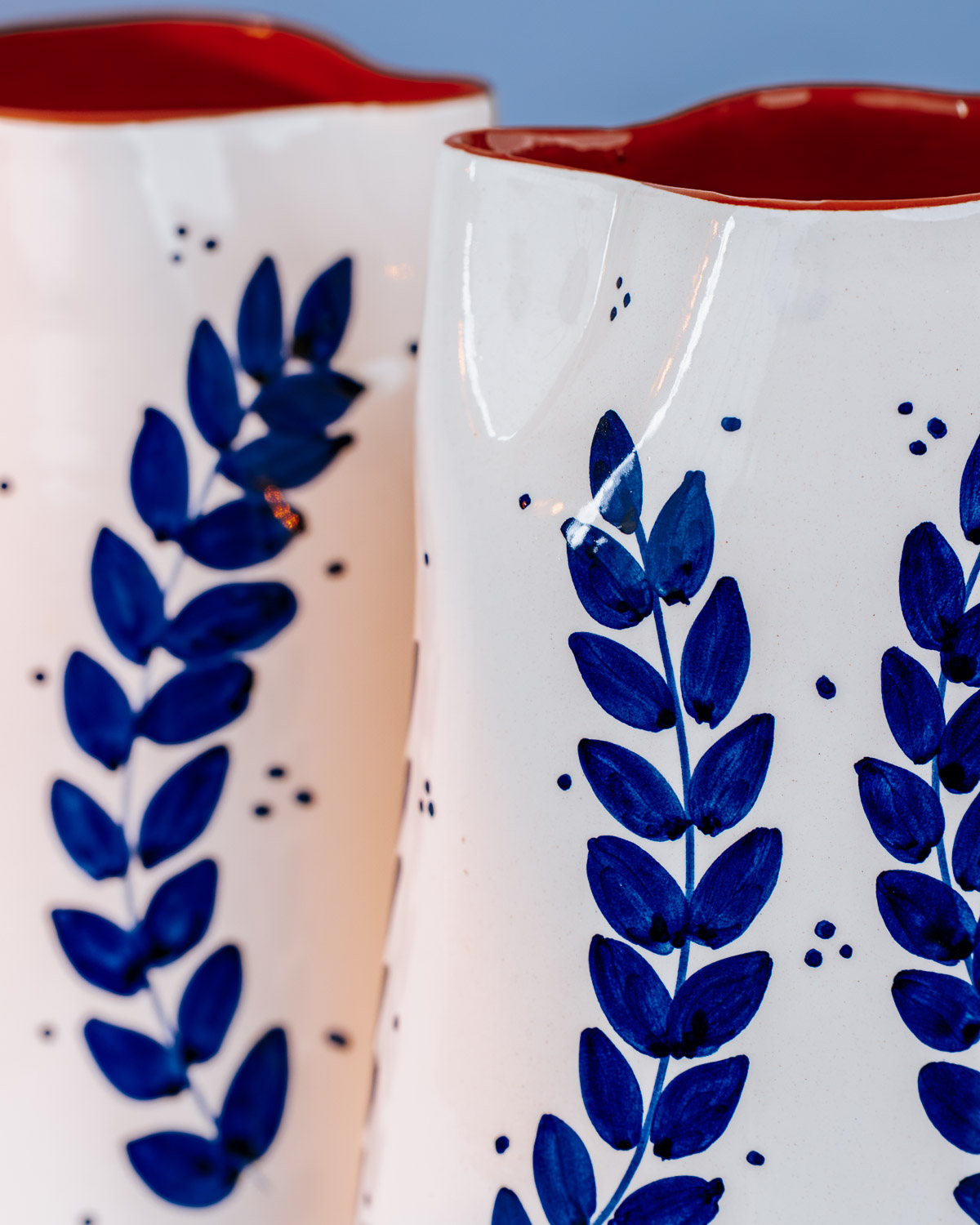 Livona-073 Portugisisk kande i terracotta keramik med håndmalede blå blade | 2L