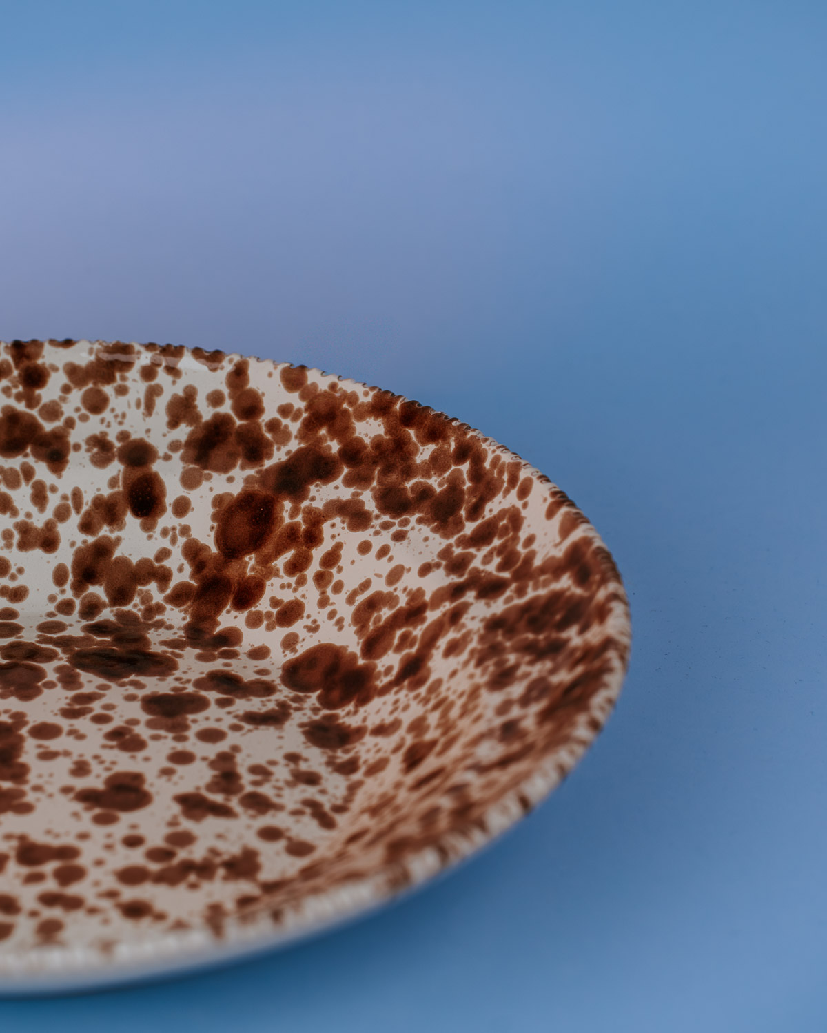Livona-1241 Italiensk salatskål med håndmalet brunt Macchiettato-mønster