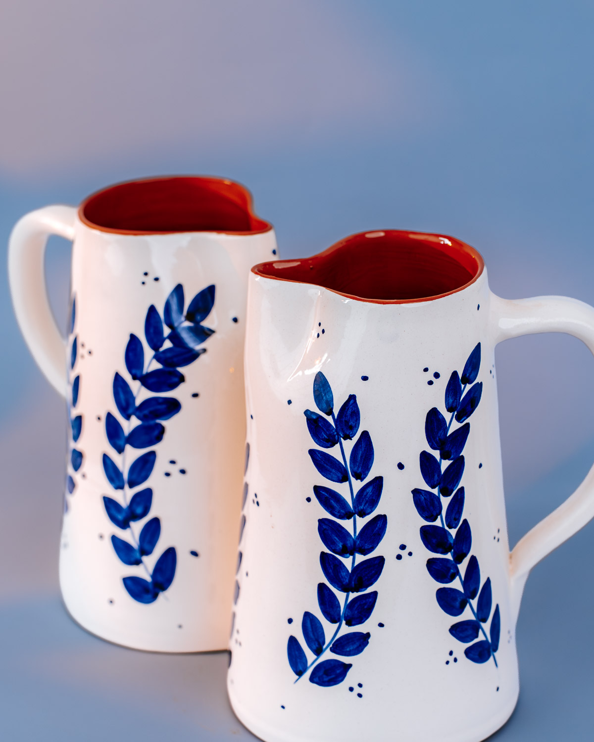 Livona-128 Portugisisk kande i terracotta keramik med håndmalede blå blade | 2L
