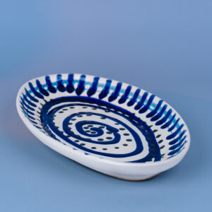 Italiensk serveringsfad med håndmalet blå spiral mønster | 25 cm