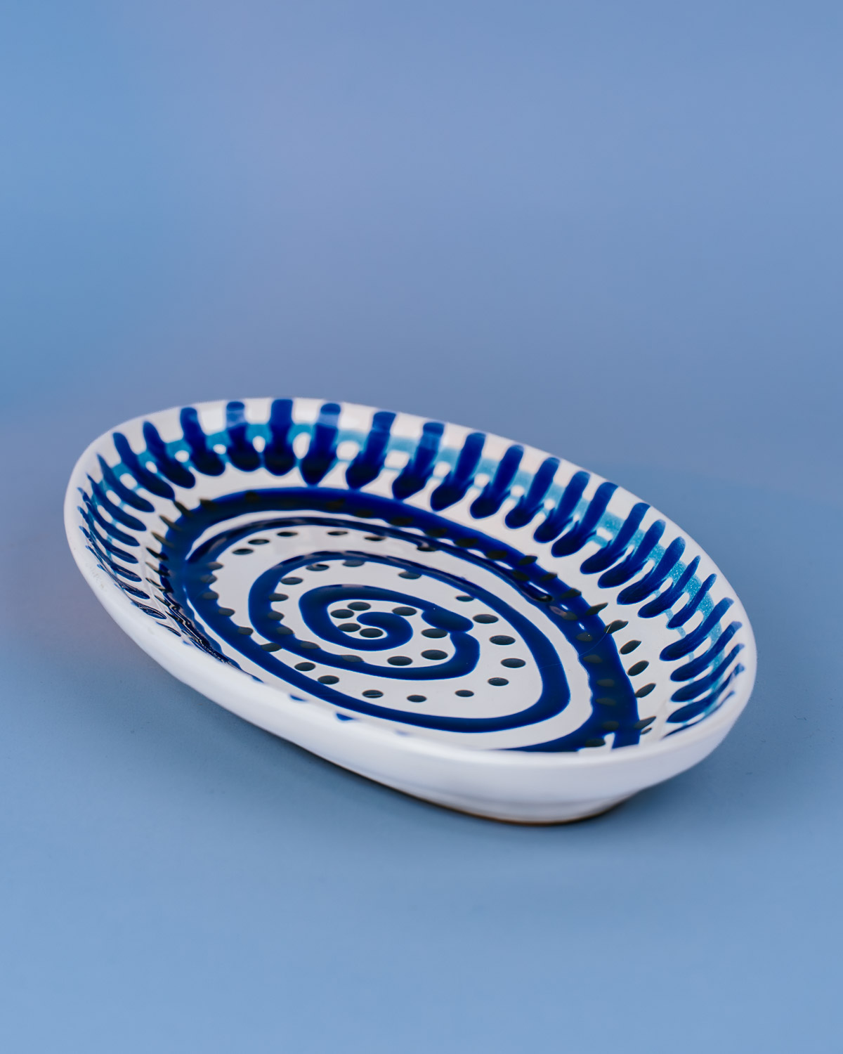 Livona-1602 Italiensk serveringsfad med håndmalet blå spiral mønster | 25 cm