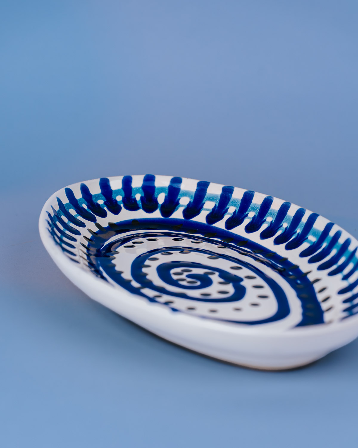 Livona-1603 Italiensk serveringsfad med håndmalet blå spiral mønster | 30 cm