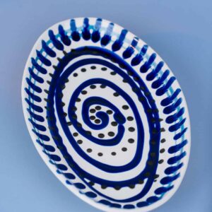 Livona-1611 Italiensk serveringsfad med håndmalet blå spiral mønster | 30 cm