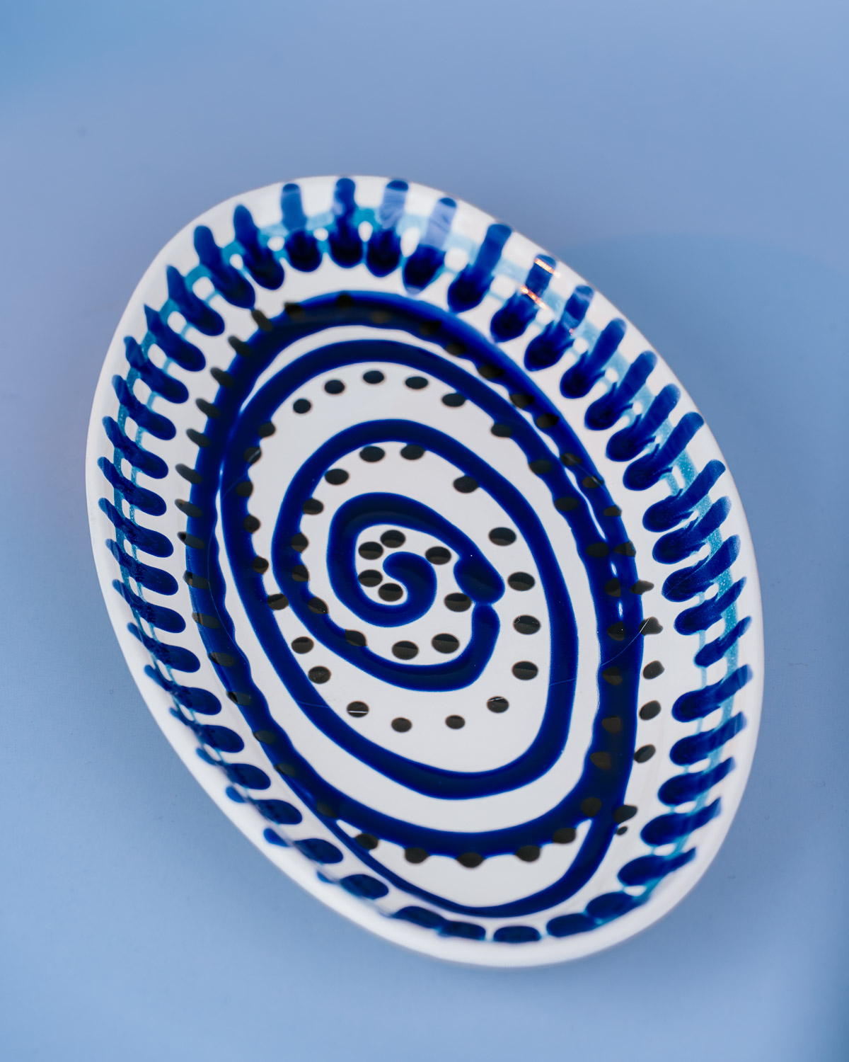 Livona-1611 Italiensk serveringsfad med håndmalet blå spiral mønster | 30 cm