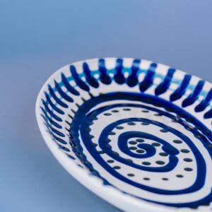 Livona-1623 Italiensk serveringsfad med håndmalet blå spiral mønster | 30 cm
