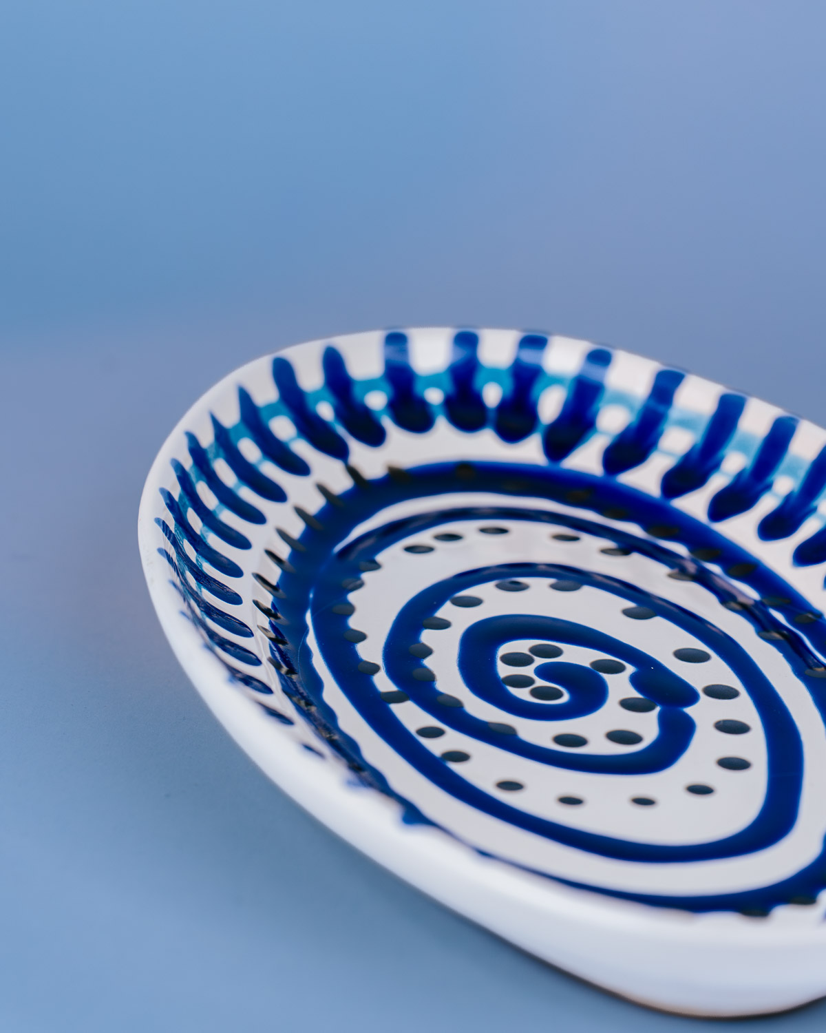 Livona-1623 Italiensk serveringsfad med håndmalet blå spiral mønster | 30 cm