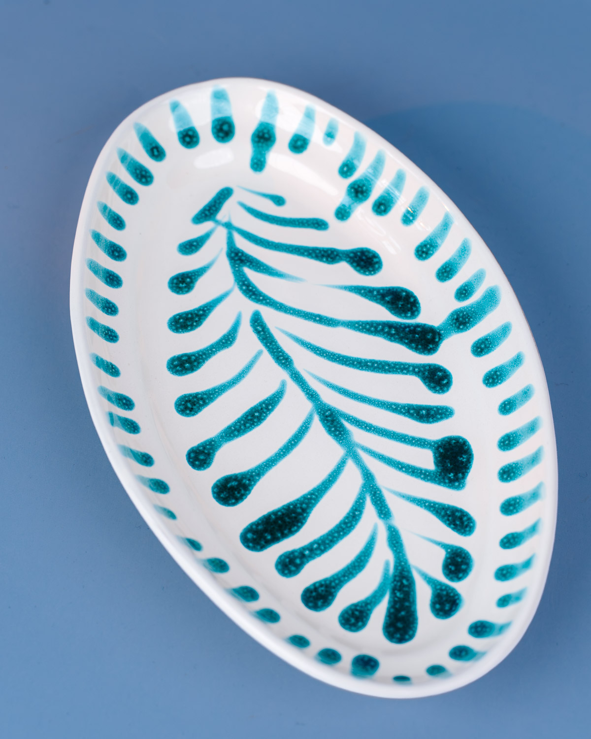 Livona-1702 Italiensk serveringsfad med håndmalet grøn bladmotiv | 30 cm
