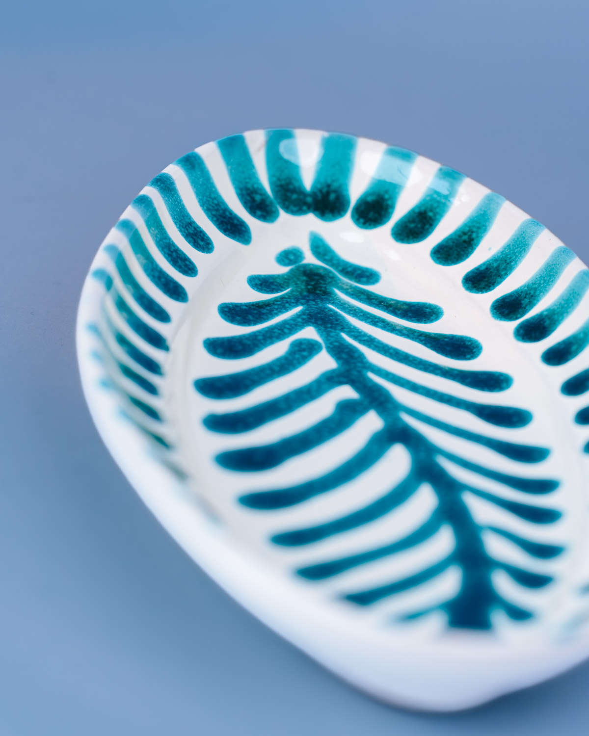 Livona-1729 Italiensk serveringsfad med håndmalet grøn bladmotiv | 25 cm