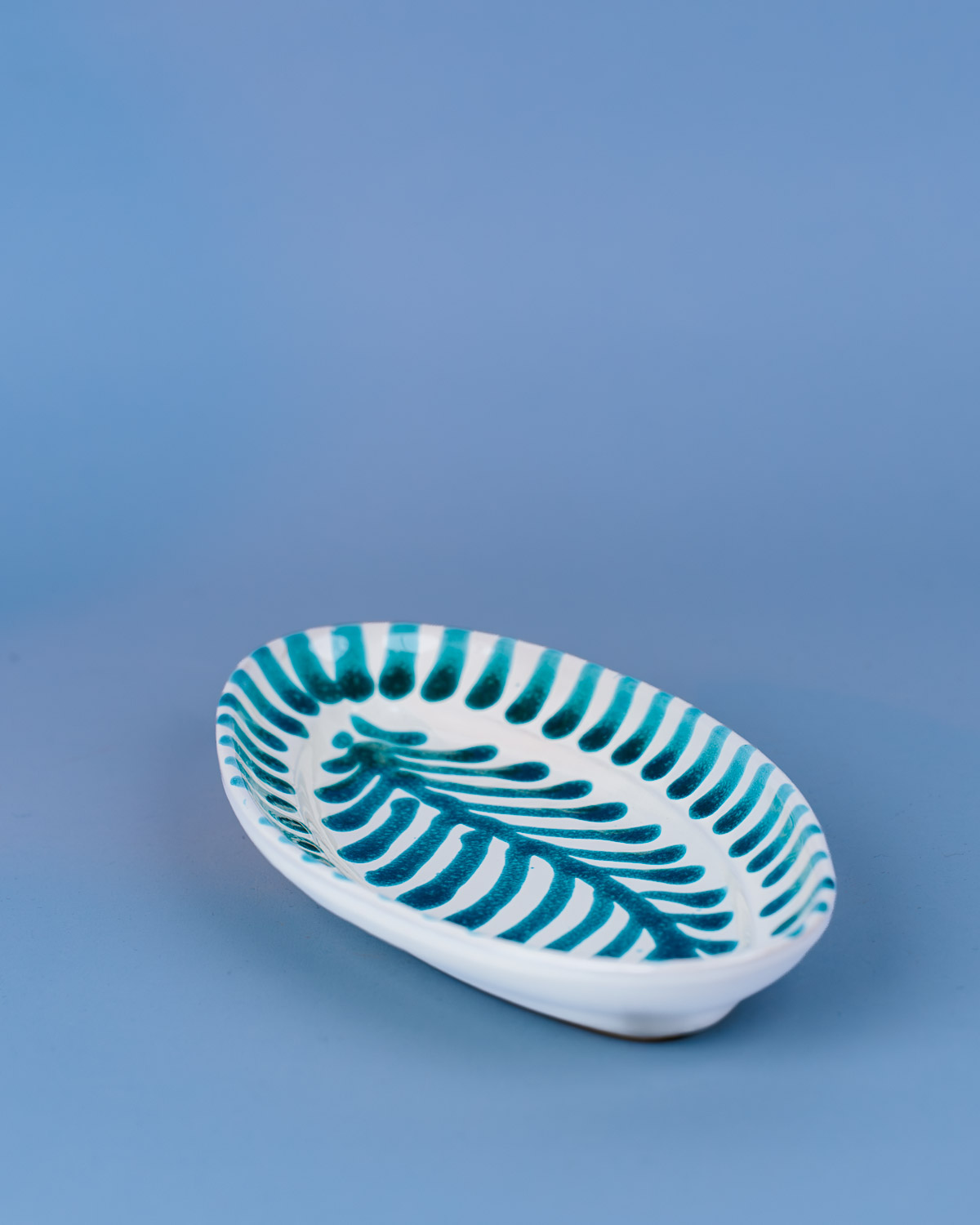 Livona-1745 Italiensk serveringsfad med håndmalet grøn bladmotiv | 25 cm