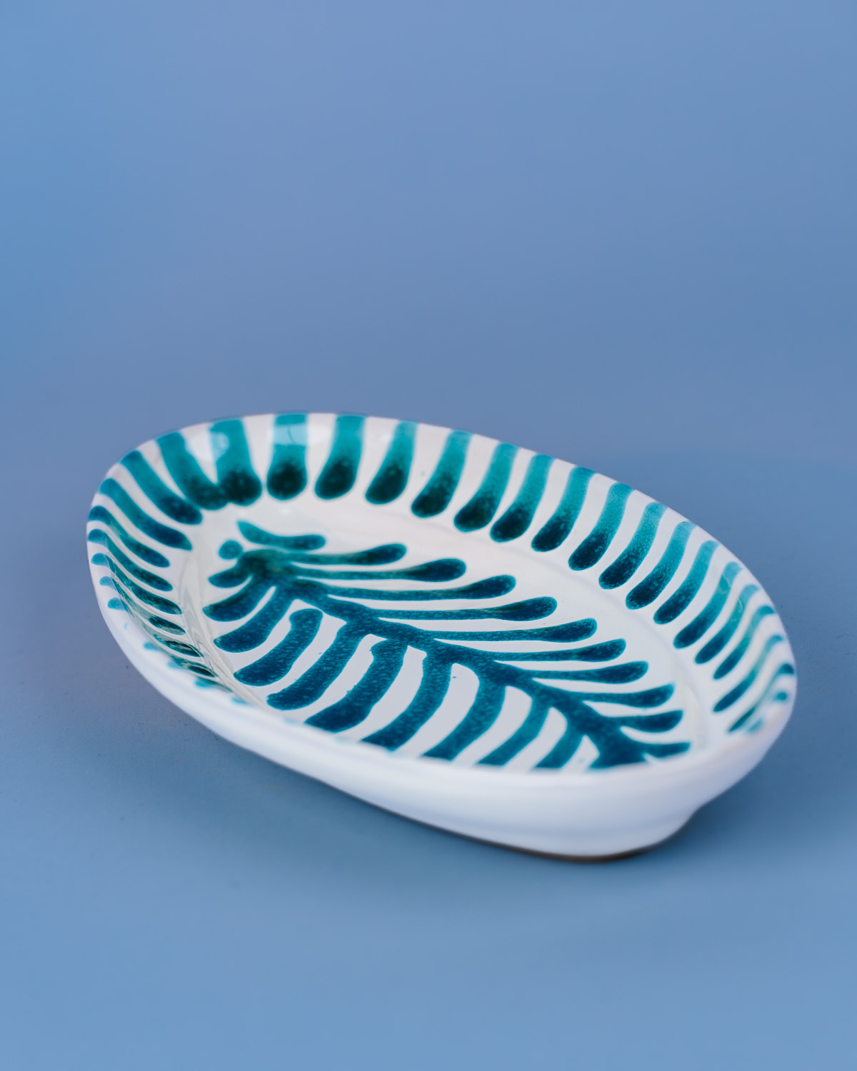 Livona-1755 Italiensk serveringsfad med håndmalet grøn bladmotiv | 25 cm