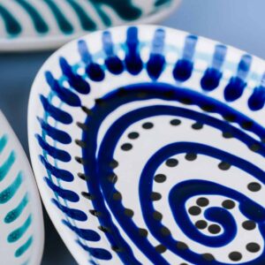 Livona-1773 Italiensk serveringsfad med håndmalet blå spiral mønster | 30 cm