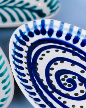 Livona-1773 Italiensk serveringsfad med håndmalet blå spiral mønster | 30 cm