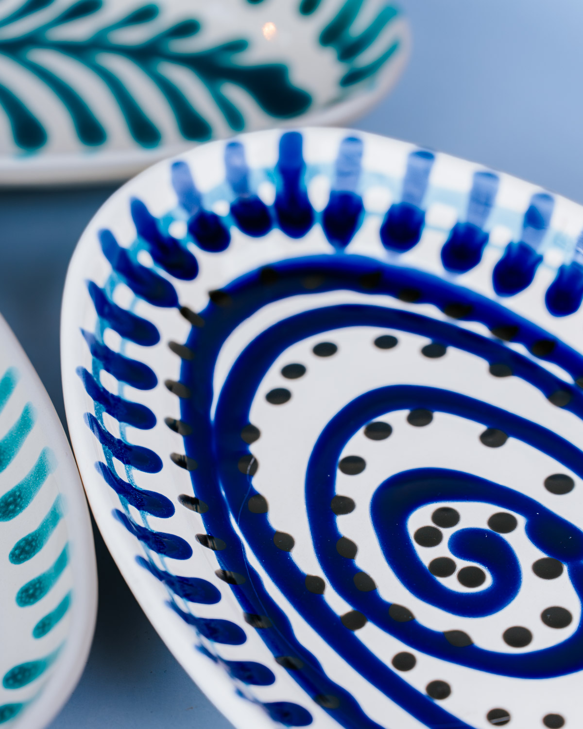 Livona-1773 Italiensk serveringsfad med håndmalet blå spiral mønster | 25 cm