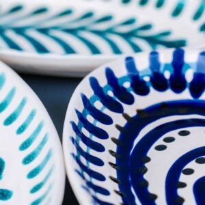 Livona-1786 Italiensk serveringsfad med håndmalet blå spiral mønster | 30 cm