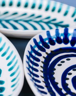 Livona-1786 Italiensk serveringsfad med håndmalet blå spiral mønster | 30 cm