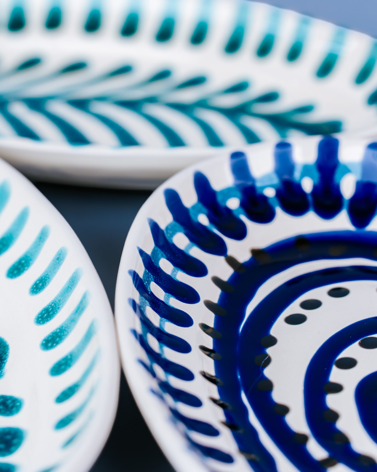 Livona-1786 Italiensk serveringsfad med håndmalet blå spiral mønster | 25 cm
