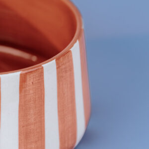 Håndlavet høj skål i terracotta keramik med terracottafarvede og hvide striber  |  20 cm
