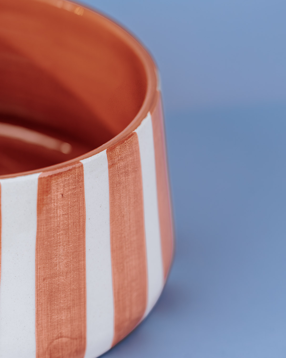 Håndlavet høj skål i terracotta keramik med terracottafarvede og hvide striber