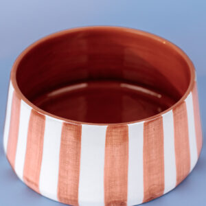 Håndlavet høj skål i terracotta keramik med terracottafarvede og hvide striber  |  20 cm