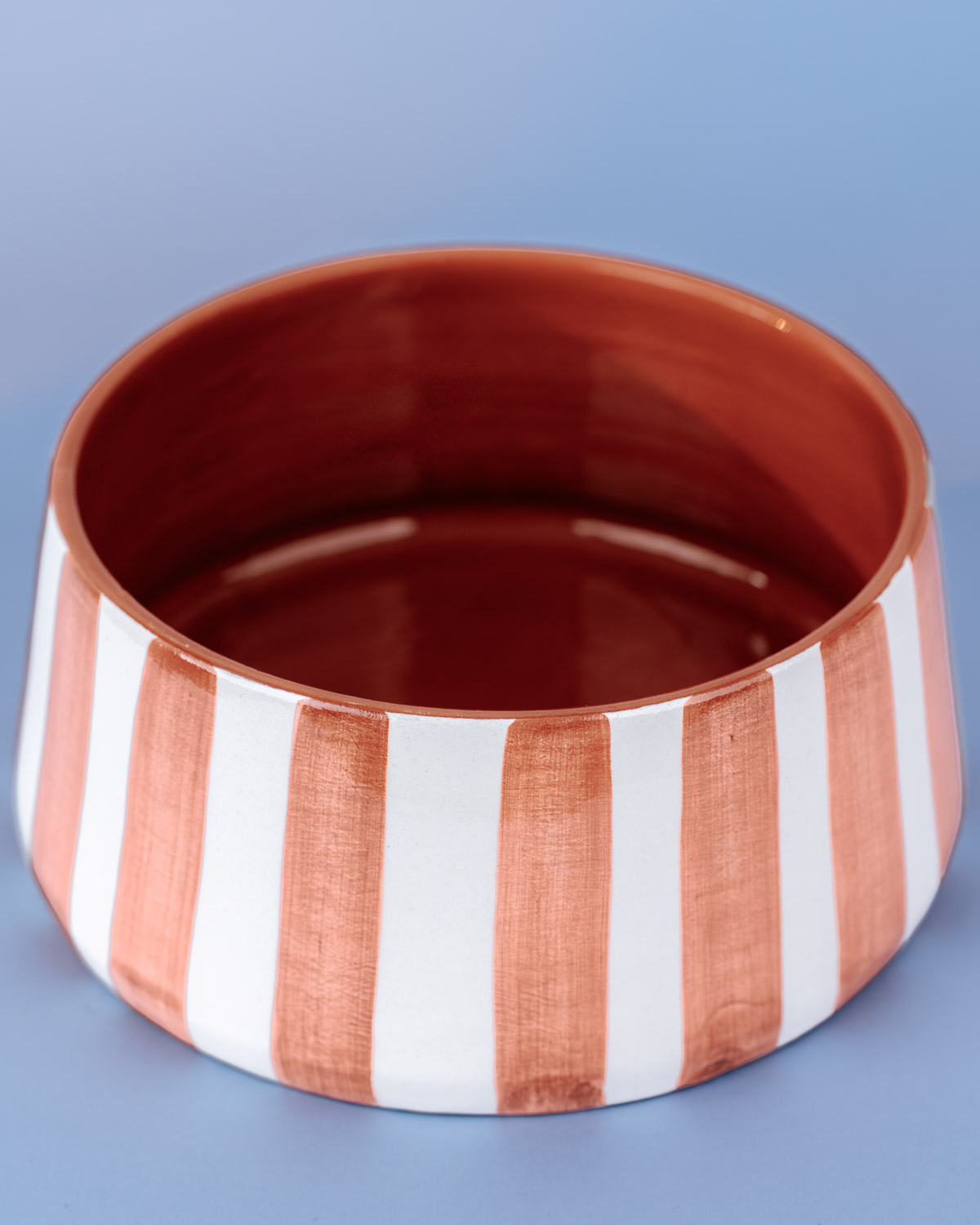 Håndlavet høj skål i terracotta keramik med terracottafarvede og hvide striber