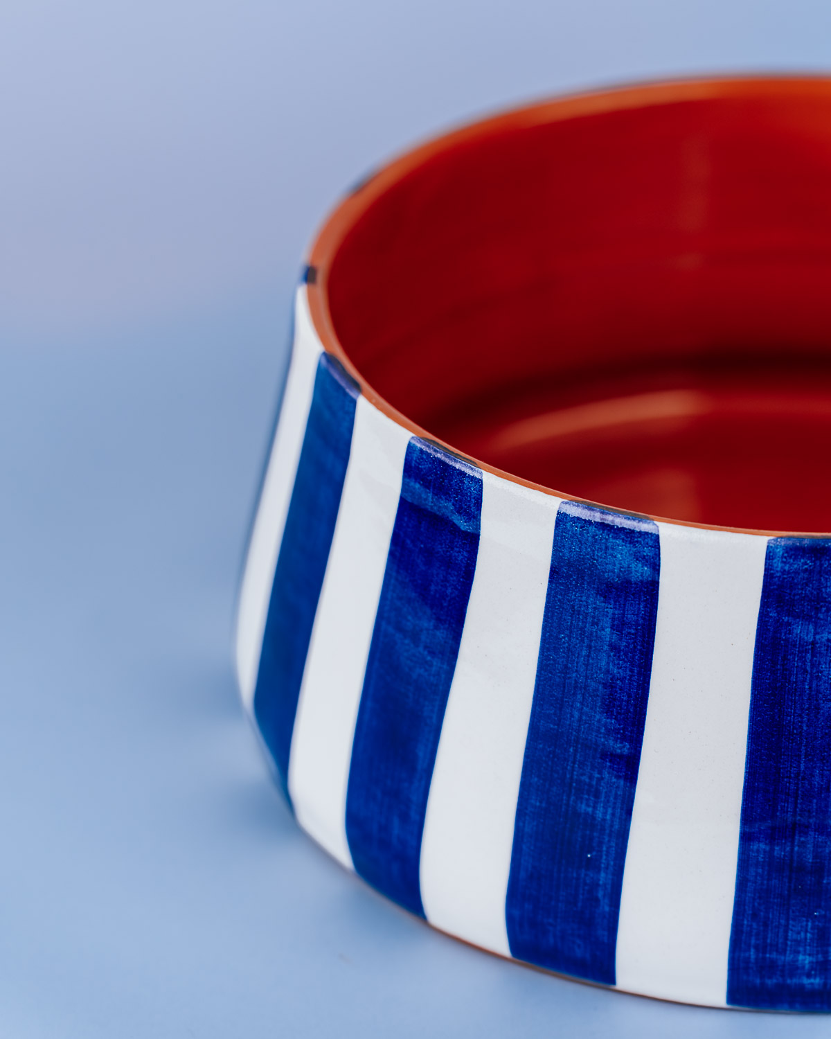 Håndlavet høj skål i terracotta keramik med blå og hvide striber