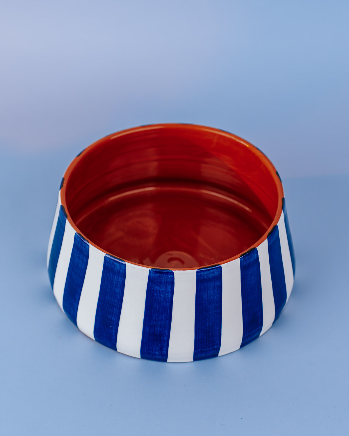 Håndlavet høj skål i terracotta keramik med blå og hvide striber