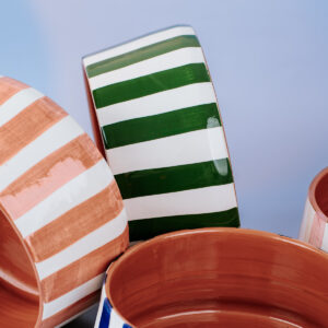 Livona-2374 Håndlavet høj skål i terracotta keramik med grøn og hvide striber | 20 CM