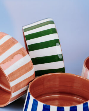 Livona-2374 Håndlavet høj skål i terracotta keramik med grøn og hvide striber | 20 CM