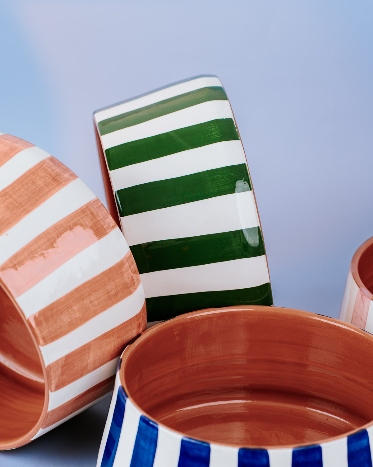 Håndlavet høj skål i terracotta keramik med grøn og hvide striber