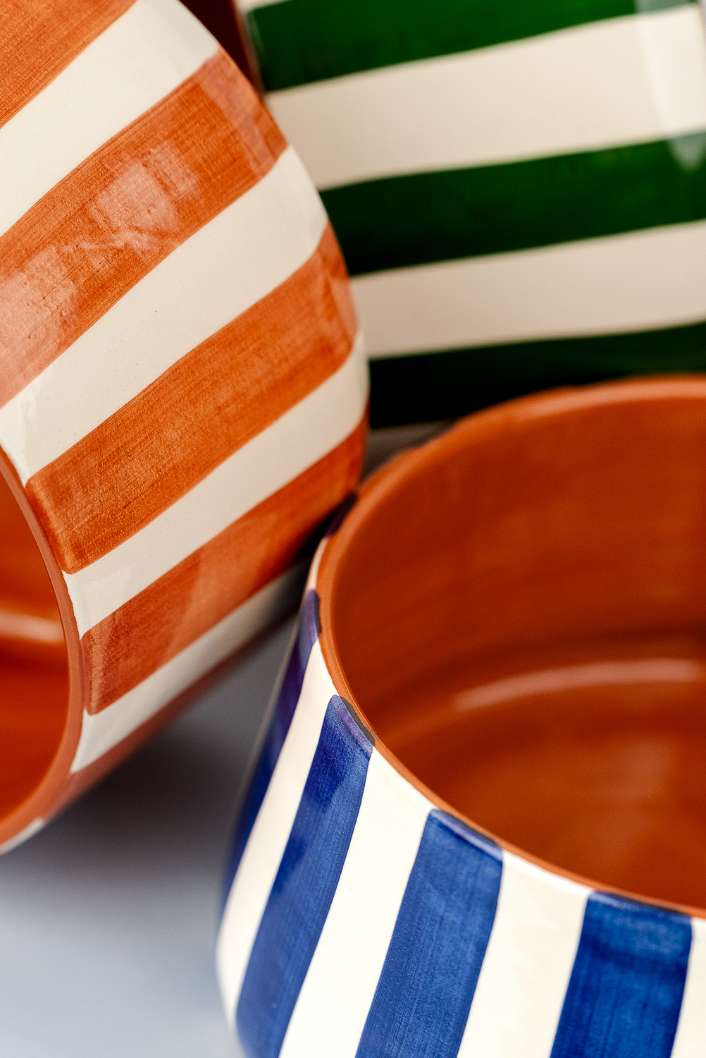 Håndlavet høj skål i terracotta keramik med blå og hvide striber