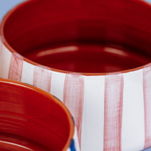 Livona-2389 Håndlavet høj skål i terracotta keramik med lyserød og hvide striber | 20 cm